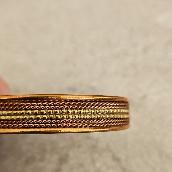 Elegant Copper and Gold-Toned Bracelet - Picture 3 of 3